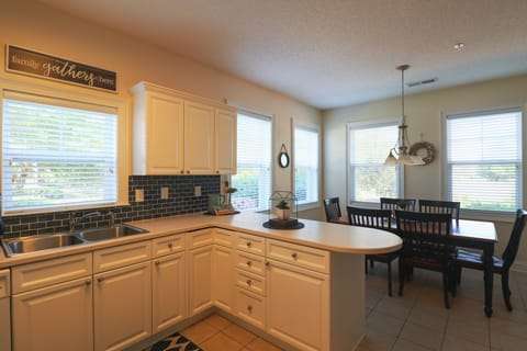 Kitchen & Dining Area