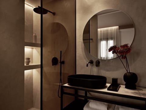 Penthouse Suite with Jacuzzi | Bathroom | Shower, free toiletries, hair dryer, slippers