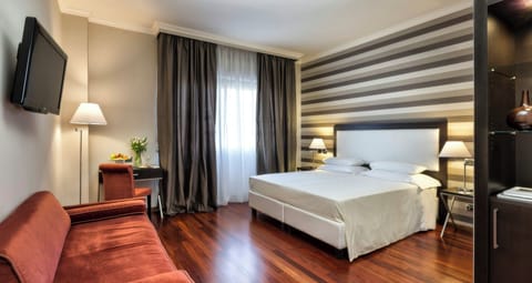 Premium Room | Minibar, in-room safe, desk, soundproofing