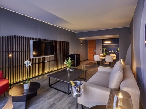 Executive Suite, 1 King Bed | Minibar, in-room safe, desk, soundproofing