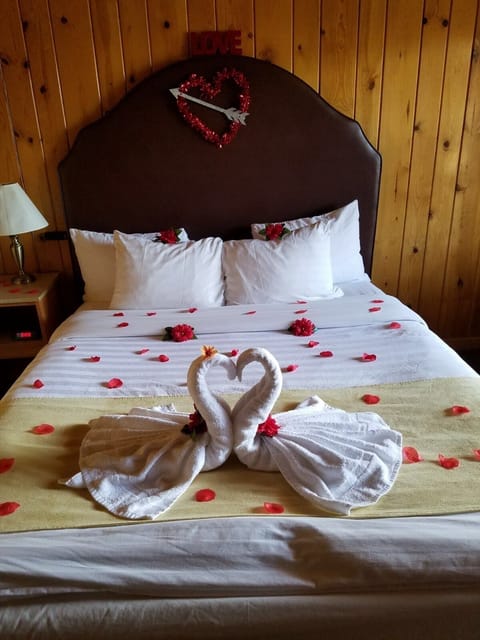 Standard Room, 1 Queen Bed | Free WiFi, bed sheets, alarm clocks