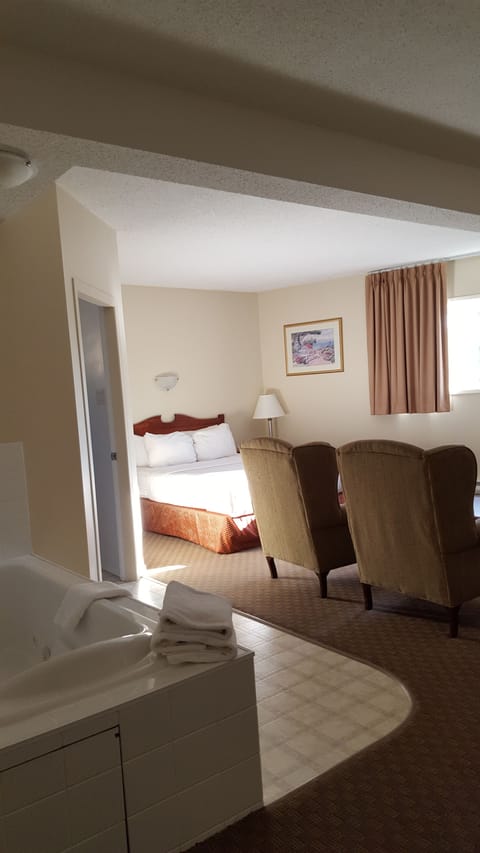 Suite, 1 Queen Bed, Non Smoking | Desk, iron/ironing board, WiFi (free), bed sheets