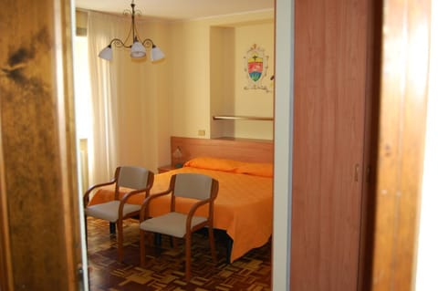 In-room safe, desk, free WiFi