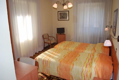 In-room safe, desk, free WiFi