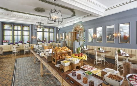 Buffet breakfast for a fee on weekdays