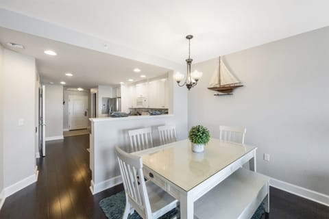 Dining area, seats 6