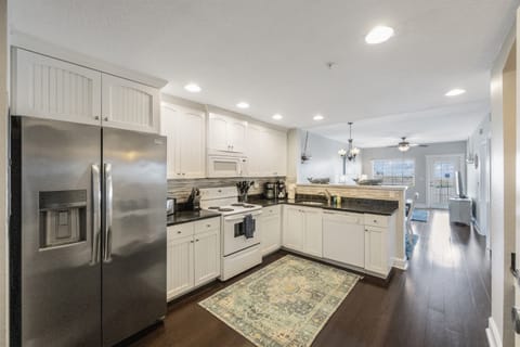 Kitchen, Fully stocked with cooking/eating utensils