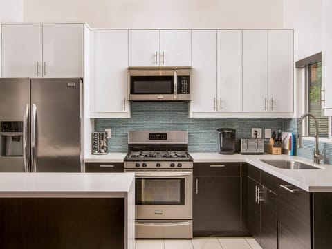 House, Multiple Beds (Alexander Sunrise) | Private kitchen | Fridge, microwave, stovetop, dishwasher