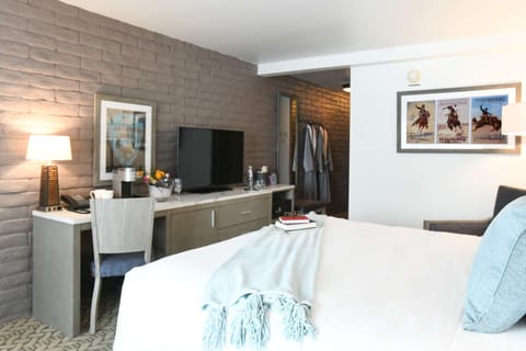 Premium bedding, in-room safe, desk, laptop workspace