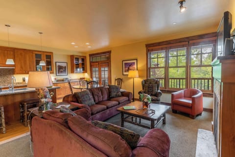 Premium bedding, in-room safe, desk, laptop workspace