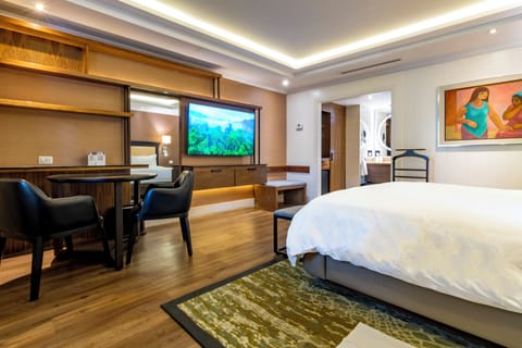 Bungalow, 1 King Bed | Down comforters, in-room safe, desk, blackout drapes