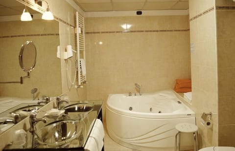 Comfort Room, Jetted Tub (Standard) | Jetted tub