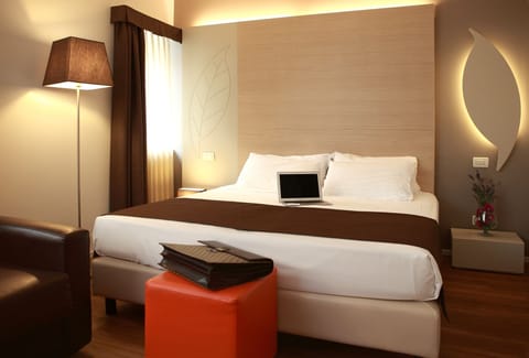 Minibar, in-room safe, desk, laptop workspace