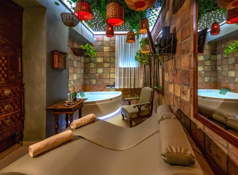 Sauna, hot tub, steam room