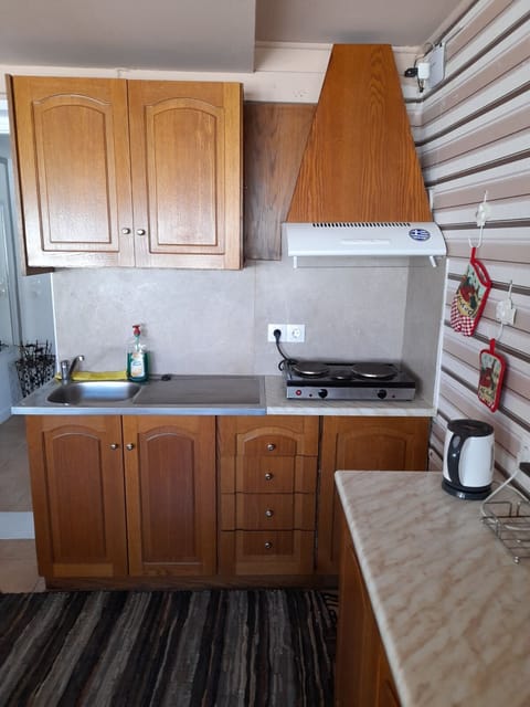 Milto's Apartment | Private kitchen | Mini-fridge, stovetop, electric kettle, cookware/dishes/utensils