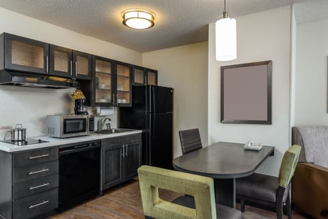 Coffee/tea maker, full-size fridge, microwave, stovetop