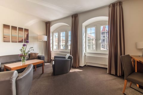 Suite | Premium bedding, pillowtop beds, in-room safe, individually furnished