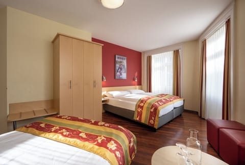 Triple Room | In-room safe, desk, blackout drapes, soundproofing