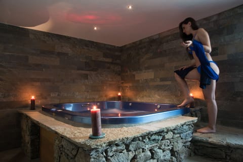 Indoor spa tub