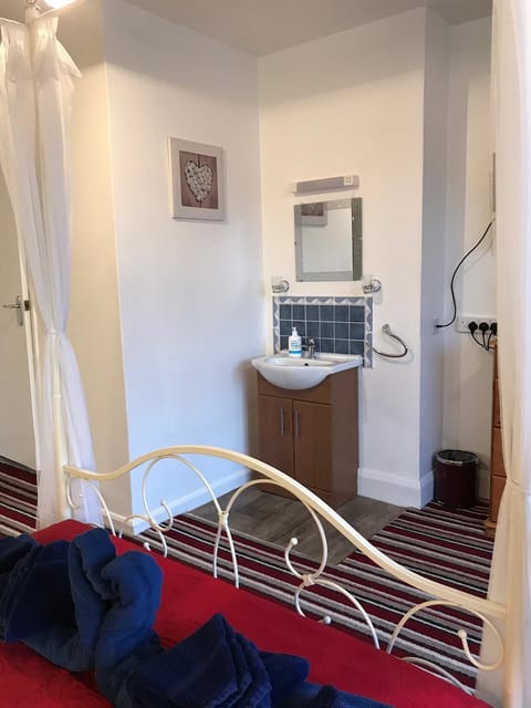 Double Room (Four Poster Bed) | Free WiFi, bed sheets