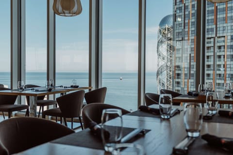 2 restaurants; breakfast, lunch, and dinner served