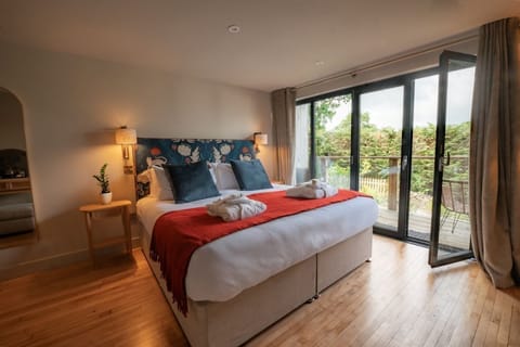Double or Twin Room, Lake View (Junior Suite 2 (Dog Friendly)) | Premium bedding, individually decorated, individually furnished