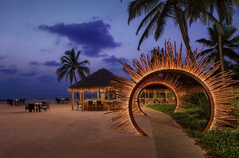 2 bars/lounges, 2 poolside bars, beach bar