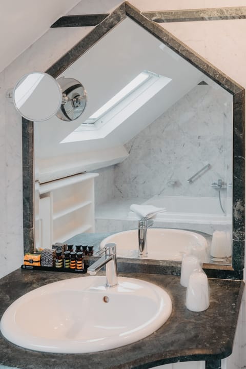 Deluxe Room | Bathroom | Free toiletries, hair dryer, bathrobes, slippers