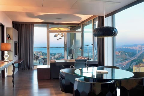 Executive Suite, 1 Bedroom | Egyptian cotton sheets, premium bedding, minibar, in-room safe