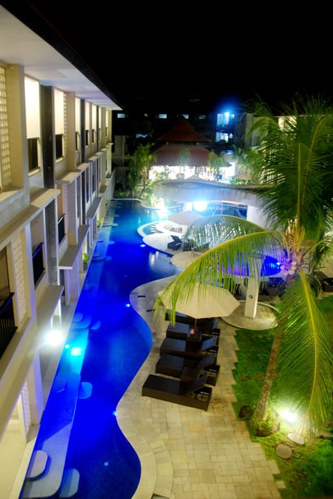 2 outdoor pools, sun loungers