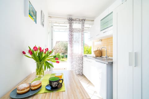 Studio Apartment with Ensuite For 1 | Soundproofing, iron/ironing board, free WiFi, bed sheets