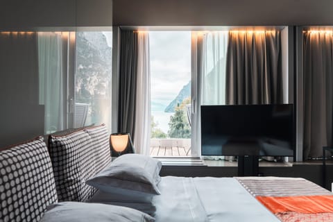 Sky Signature Suite Lake View | Premium bedding, down comforters, in-room safe, desk