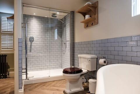 Garden Suite | Bathroom | Free toiletries, hair dryer, towels