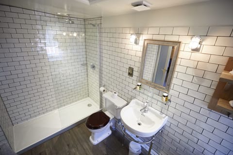 Superior Double Room | Bathroom | Free toiletries, hair dryer, towels