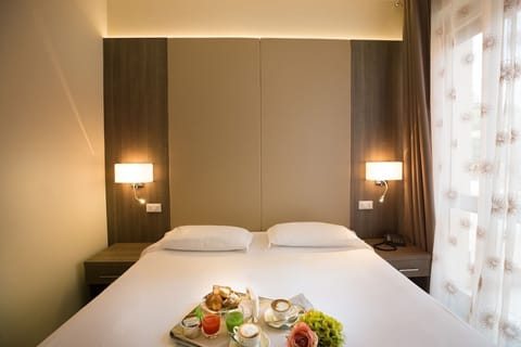 Comfort Room | Minibar, in-room safe, desk, free WiFi