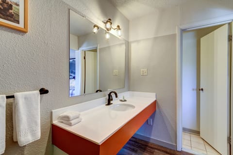 MONARCH FAMILY ROOM | Bathroom | Combined shower/tub, hair dryer, towels