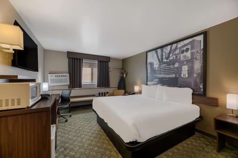Standard Room, 1 King Bed, Non Smoking, Refrigerator & Microwave | Desk, laptop workspace, WiFi (free), alarm clocks