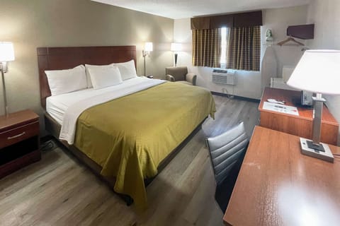 Premium bedding, desk, iron/ironing board, free WiFi