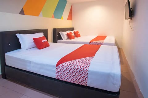 Standard Triple Room | Desk, laptop workspace, WiFi (free), bed sheets