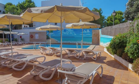Seasonal outdoor pool, open 8:30 AM to 7:00 PM, pool umbrellas