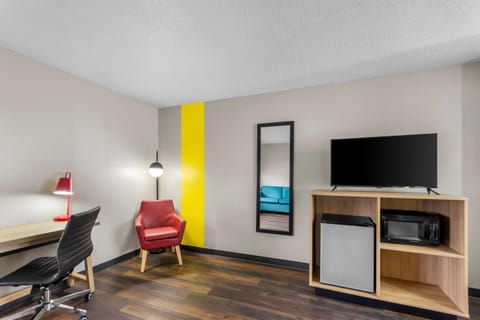 Studio Suite, 1 Queen Bed, Non Smoking | Desk, blackout drapes, free cribs/infant beds, rollaway beds