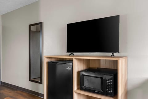 Room, 1 Queen Bed, Accessible, Non Smoking (Accessible) | Desk, blackout drapes, free cribs/infant beds, rollaway beds