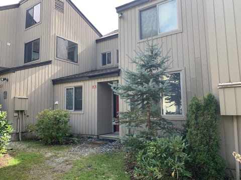 Welcome to 28 Mountain Ponds