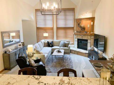 Spacious living area with vaulted ceilings.  Large sectional- room for everyone!