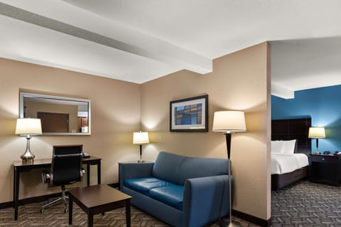 Suite, 1 King Bed, Accessible, Non Smoking | Down comforters, desk, blackout drapes, soundproofing