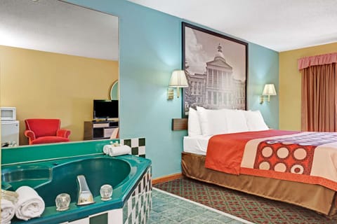 Studio Suite, 1 King Bed, Smoking | Desk, laptop workspace, blackout drapes, iron/ironing board