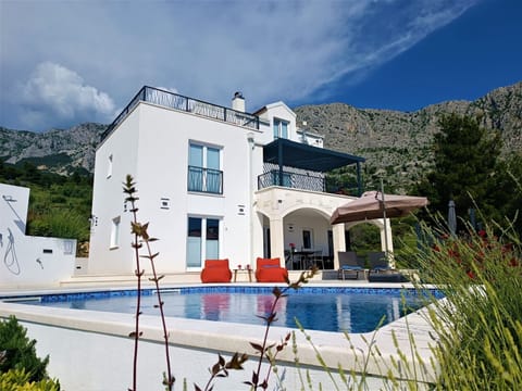 This modernly designed vacation villa is surrounded by beautiful nature and is located in close proximity to Biokovo Nature Park, with the glass Skywalk viewpoint. The luxurious villa impresses with high-quality amenities and breathtaking views of the sea and the islands of Brac and Hvar.
