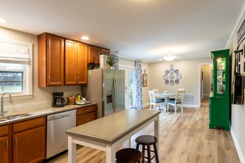 Kitchen, eat-in breakfast table