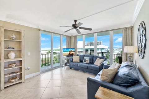 Living Area - Wrap Around Lanai Access - Beach Area
