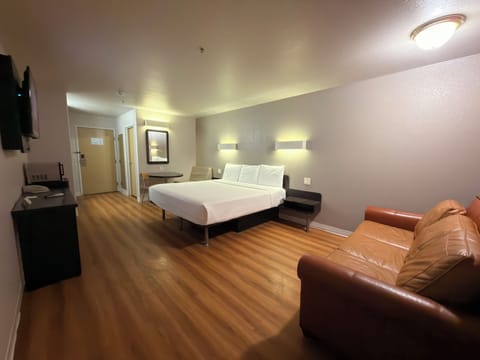 Deluxe Room (King w SofaBed) | Living area | 32-inch flat-screen TV with cable channels, TV